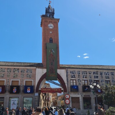 MERCADO MEDIEVAL DE OROPESA - GEATRIPS Torre del Reloj de la Plaza desde donde inician el pasacalles todos los grupos que participan en el Mercado Medieval