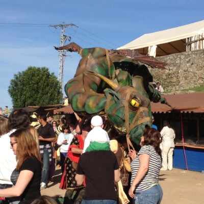 MERCADO MEDIEVAL DE OROPESA - GEATRIPS Pasacalles con estructura de dragón gigante entre los asistentes al Mercado Medieval de Oropesa