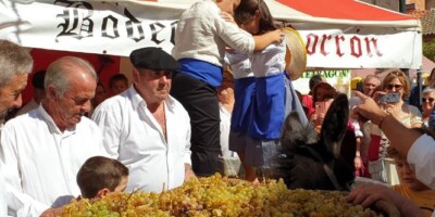 Niños pisando uvas - oficios artesanos FERIA MEDIEVAL DEL VINO DE MONTEARAGÓN-GEATRIPS