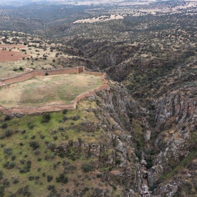 Castillo de Montalbán-Geatrips Vista aérea del arroyo Torcón junto al Castillo de Montalbán