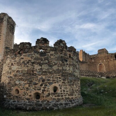 Castillo de Montalbán-Geatrips Vista de la muralla y torreón del Castillo de Montalbán